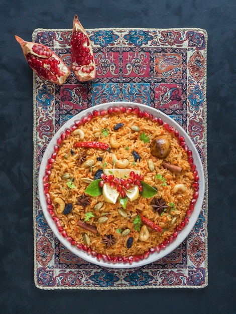 Foto plantaardige biryani, vegetarische schotel op een zwarte tafel. bovenaanzicht