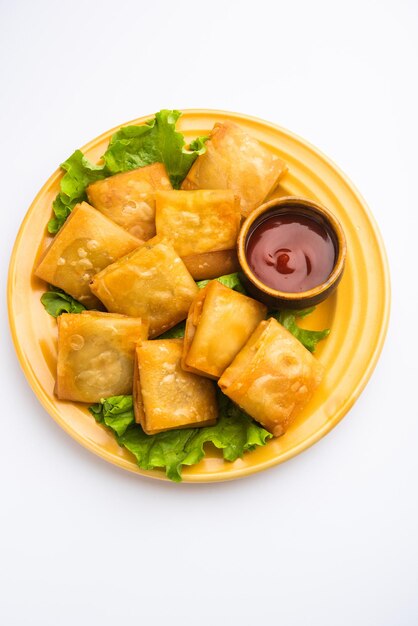 Plantaardige Chinese samosa is een vierkante vorm, een gefrituurde snack bereid met zelfgemaakte bladerdeegbladen en smakelijke noedelvulling