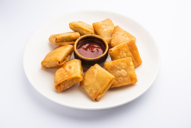 Plantaardige Chinese samosa is een vierkante vorm, een gefrituurde snack bereid met zelfgemaakte bladerdeegbladen en smakelijke noedelvulling