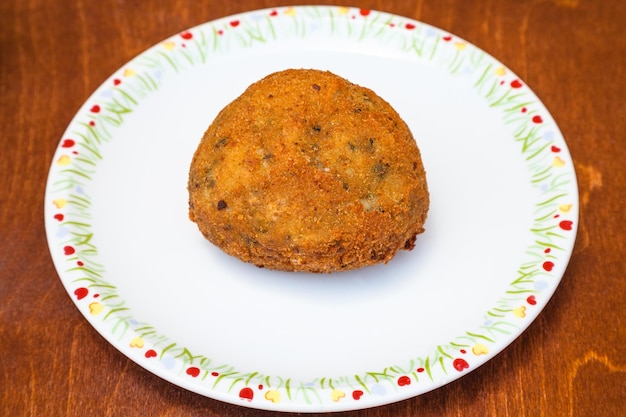 Plantaardige gevulde rijstbal arancini op tafel