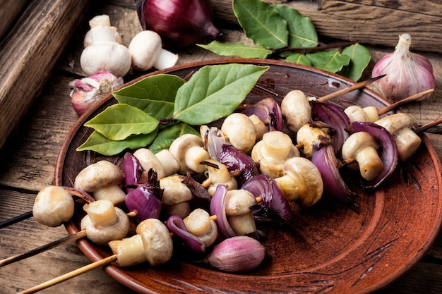 Plantaardige kebab met champignons