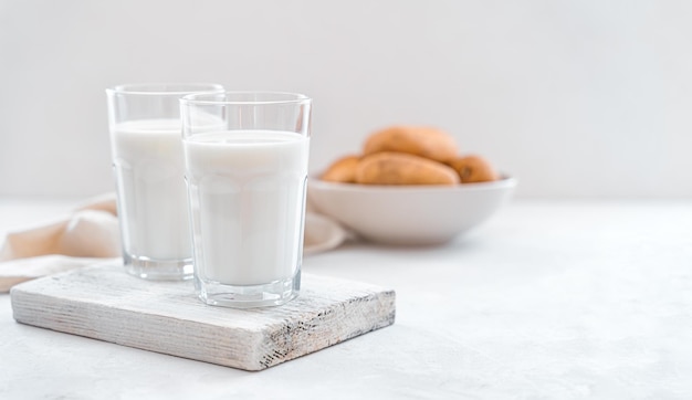 Plantaardige melk kortofel drankje op een witte achtergrond Vegetarische lactosevrije melk Zijaanzicht kopie ruimte