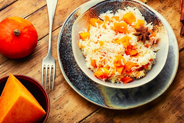 Plantaardige pilaf op een bord, rijst met pompoen. Vegetarisch eten