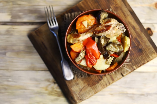 Plantaardige ragout met kip in een kom.