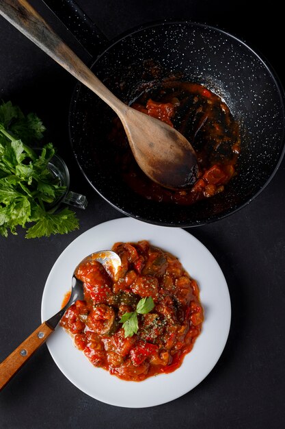 Plantaardige ratatouille met gebakken tomaat