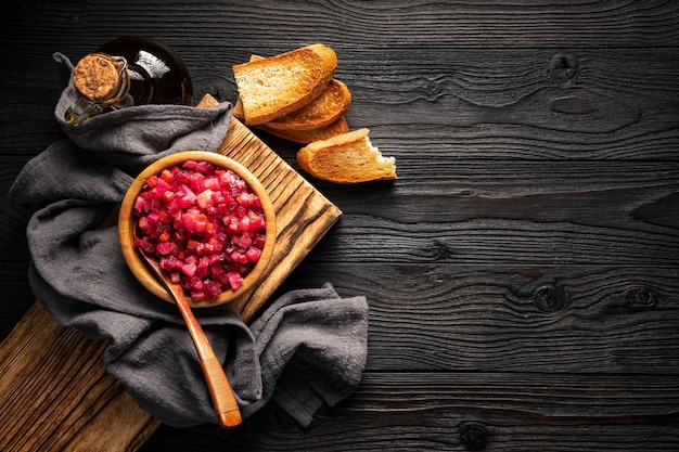 Plantaardige salade en geroosterd brood op houten achtergrond bovenaanzicht, kopieer ruimte