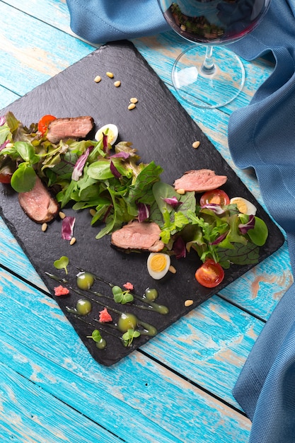 Plantaardige salade met gegrild vlees