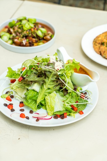 plantaardige salade met pikante saus