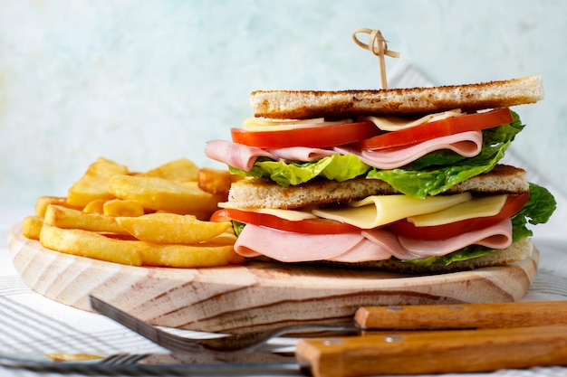 Plantaardige sandwich met kaas