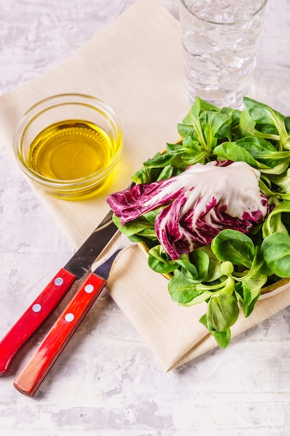 Plantaardige sla salade in een kom.