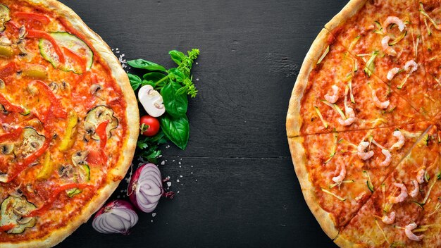 Plantaardige Vegetarische Pizza Op een houten achtergrond Bovenaanzicht Vrije ruimte voor tekst