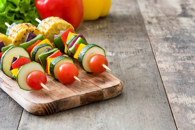 Plantaardige vleespennen op een rustieke tafel, kopie ruimte