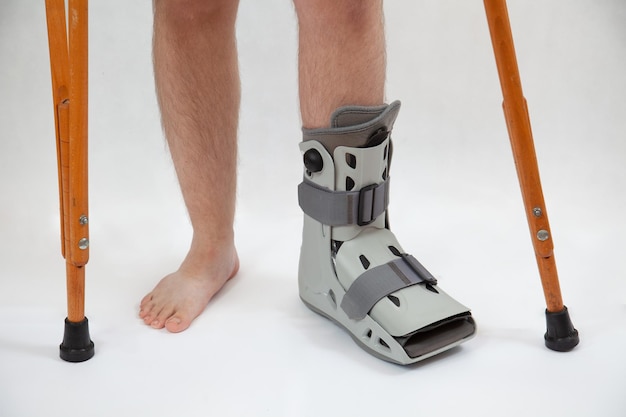 Photo plantar fasciitis leg in orthopedic boot