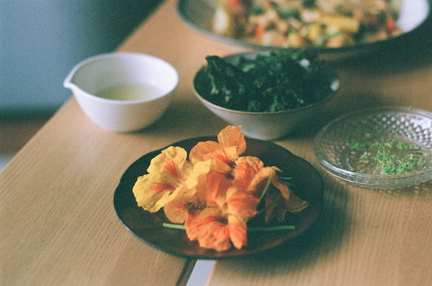 Foto cucina a base vegetale nel pomeriggio soleggiato