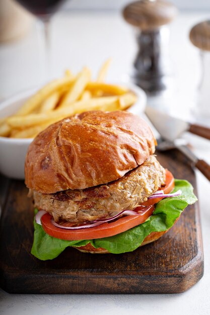 Foto plantenburger met tomaten en sla