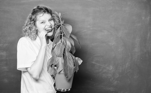 Plantkunde gaat over planten bloemen en kruiden Zorgvuldige planten Kamerplanten zijn sterk genoeg om elke verwaarlozing van hun baasjes te weerstaan Girl hold plant in pot Bloemenwinkel Bloemistenconcept