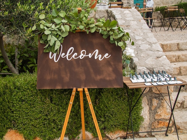 Foto targa con iscrizione che saluta gli ospiti al matrimonio iscrizione di benvenuto segno decorazioni di nozze wedd