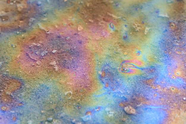 plas benzine achtergrond, natte olie veelkleurige regenboog vervuiling morsen