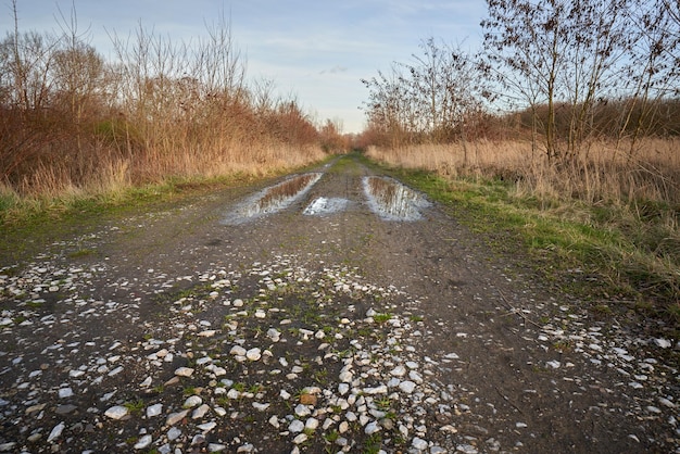 Plas en vuil op de weg.