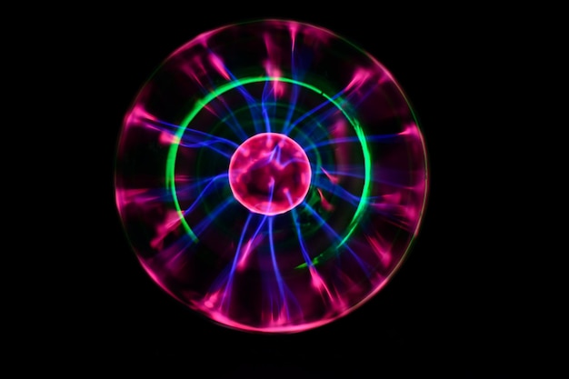 Palla al plasma con diversi colori iridescenti su sfondo nero