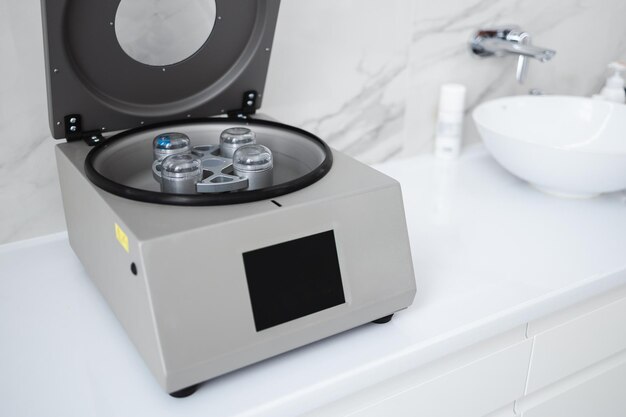 Plasmolifting centrifuge. Apparaat voor cosmetische verjongingsprocedure