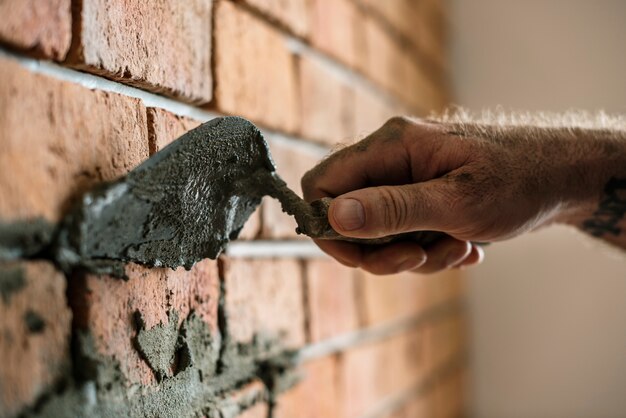 しっくいセメント壁の屋内建設