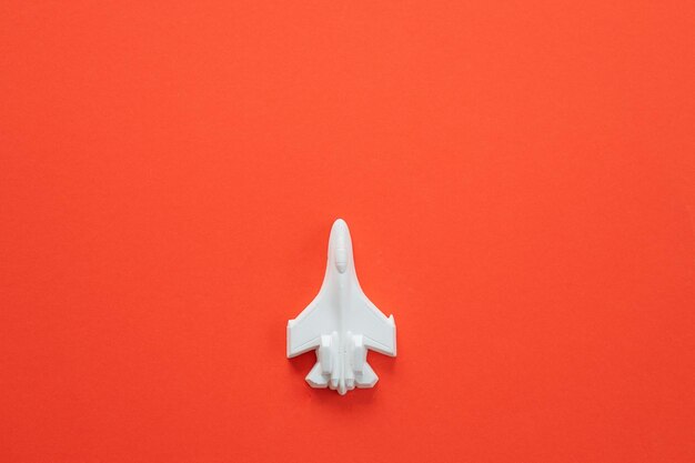 Photo a plaster figure of a plane on a colored background