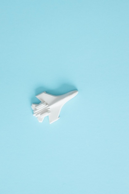 Photo a plaster figure of a plane on a colored background