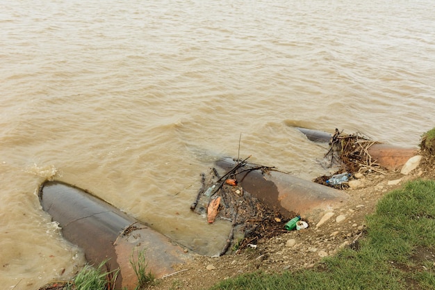 Plastic afval in de riviervervuiling en het milieu in het water een milieuprobleem