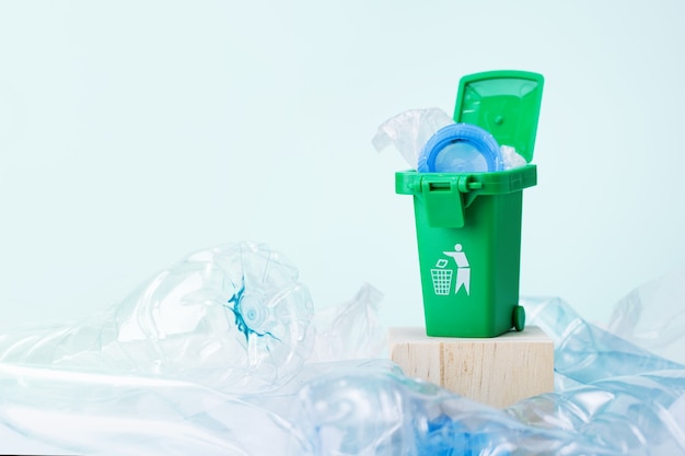 Plastic afval met groen gekleurde vuilnisbak.