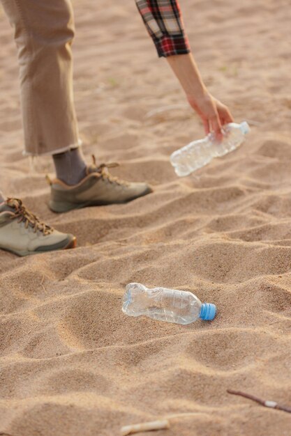 Plastic afval op het strand, milieuvervuiling, klimaatverandering en opwarming van de aarde