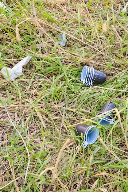 Plastic afval weggegooid groen gazon