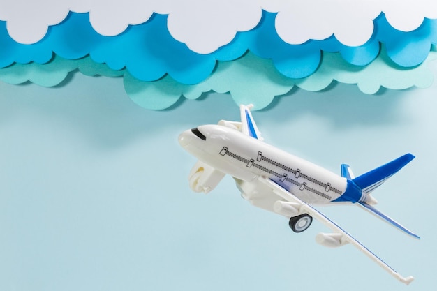 Photo plastic airplane with cloudy sky made of paper