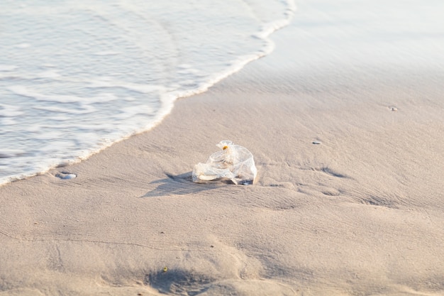 해변에 비닐 봉투