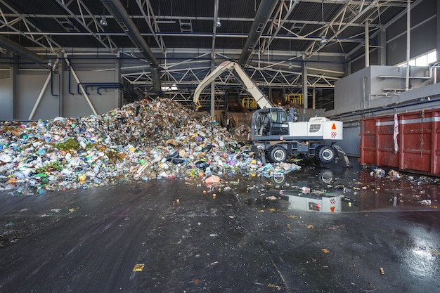 Plastic balen bij de afvalverwerkingsfabriek Gescheiden afvalinzameling Recycling en opslag van afval voor verdere verwijdering Bedrijf voor het sorteren en verwerken van afval