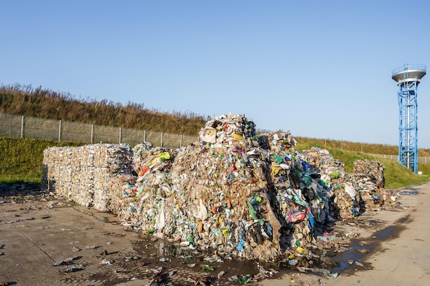 Foto balle di plastica presso l'impianto di trattamento dei rifiuti raccolta differenziata riciclo e stoccaggio dei rifiuti per ulteriore smaltimento attività di cernita e trattamento dei rifiuti