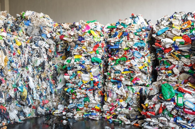 Balle di plastica presso l'impianto di trattamento dei rifiuti raccolta differenziata riciclo e stoccaggio dei rifiuti per ulteriore smaltimento attività di cernita e trattamento dei rifiuti