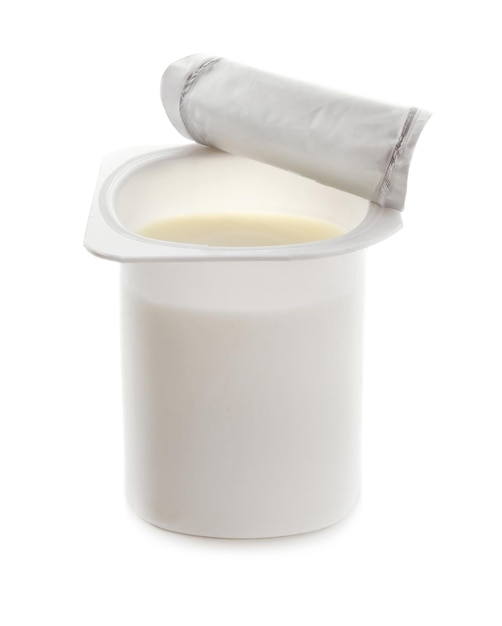 Plastic beker met yoghurt op witte achtergrond