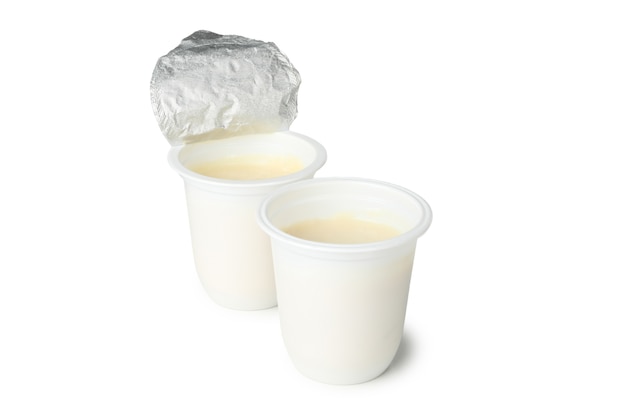 Plastic bekers yoghurt geïsoleerd op wit