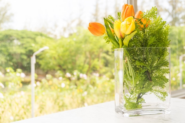 Plastic bloemen in vaas