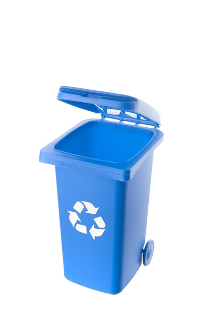 Фото Пластиковый синий мусорный бак, изолированные на белом фоне