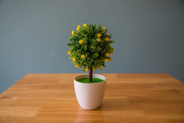 Plastic boom Decoratieve tafel in de winkel.