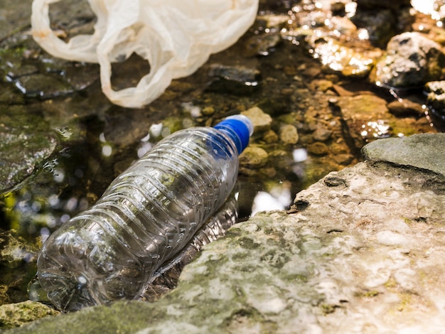 写真 ペットボトルとバッグ、屋外で水に浮かぶ