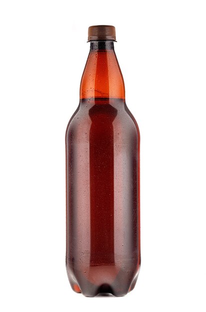 Пластиковая бутылка пива на белом фоне