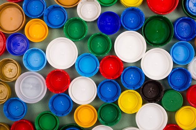 Tappi di bottiglia di plastica per il riciclaggio. vista dall'alto.