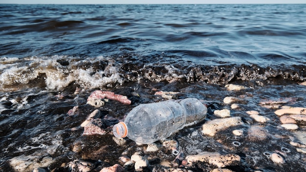 Foto una bottiglia di plastica galleggia nell'acqua