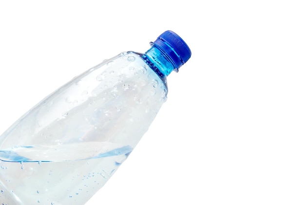 Foto bottiglia di plastica d'acqua isolata su bianco