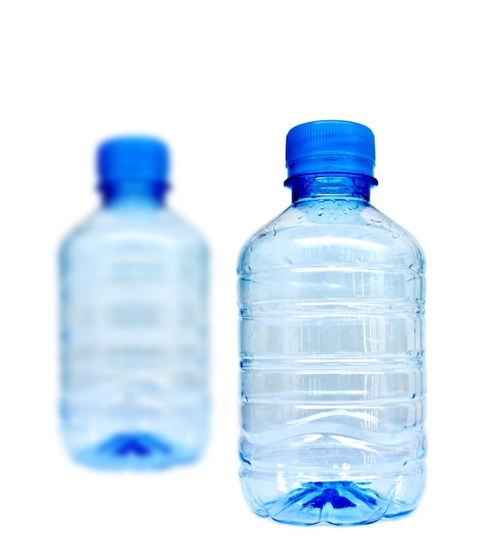 пластиковая бутылка на белом