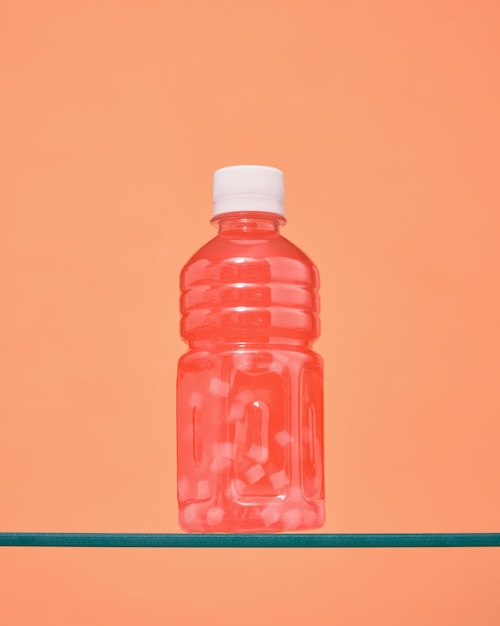 写真 プラスチック製のボトルで果物のジュースを飲む エキゾチックなカクテル