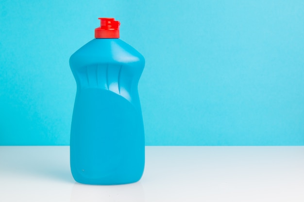 Bottiglia di plastica con detersivo per piatti. prodotti chimici domestici.